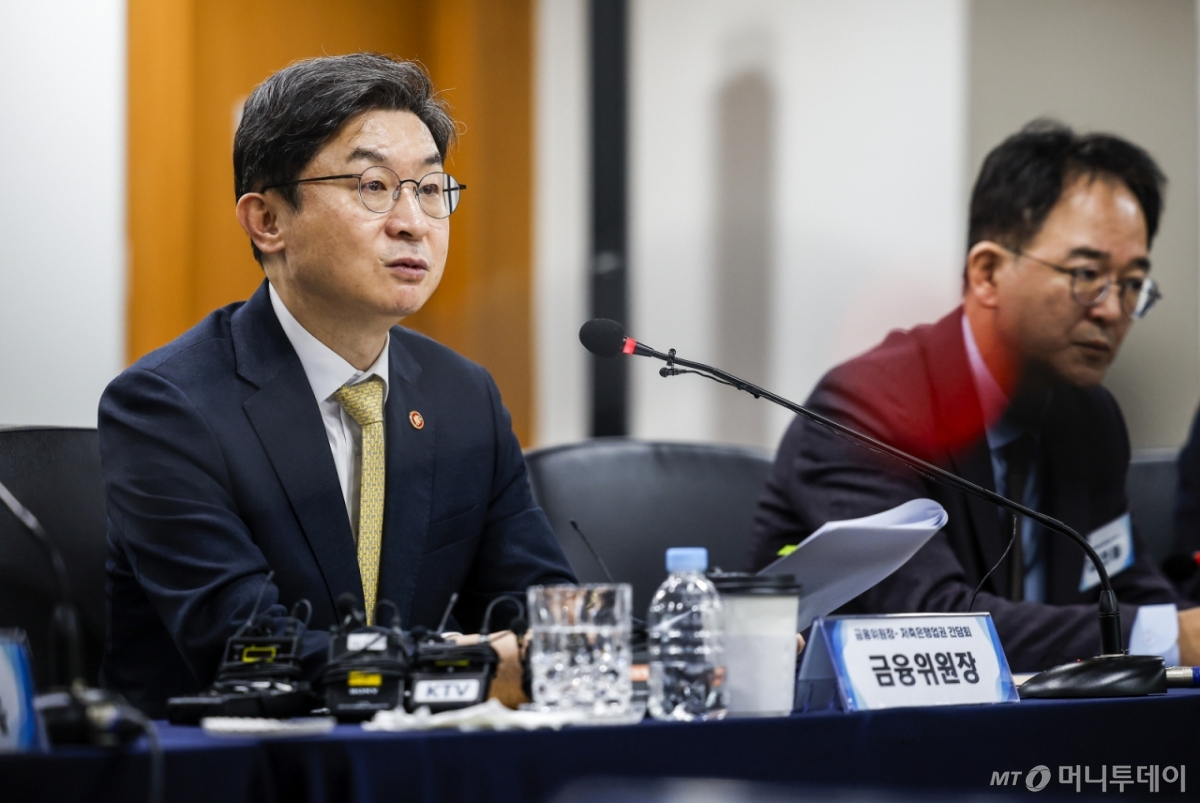 [서울=뉴시스] 정병혁 기자 = 이억원 금융위원장이 23일 서울 마포구 저축은행중앙회에서 열린 금융위원장-저축은행 CEO 간담회에서 발언하고 있다. 2026.02.23. jhope@newsis.com /사진=정병혁