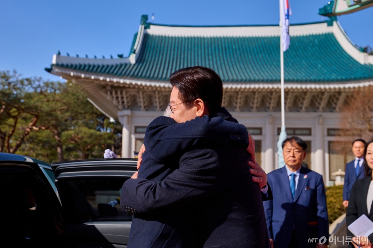 (서울=뉴스1) 이재명 기자 = 이재명 대통령이 23일 청와대에서 루이스 이나시우 룰라 다 시우바 브라질 대통령을 영접하며 포옹을 하고 있다. (청와대 제공. 재판매 및 DB 금지) 2026.2.23/뉴스1 Copyright © 뉴스1. All rights reserved. 무단 전재 및 재배포, AI학습 이용 금지. /사진=(서울=뉴스1) 이재명 기자