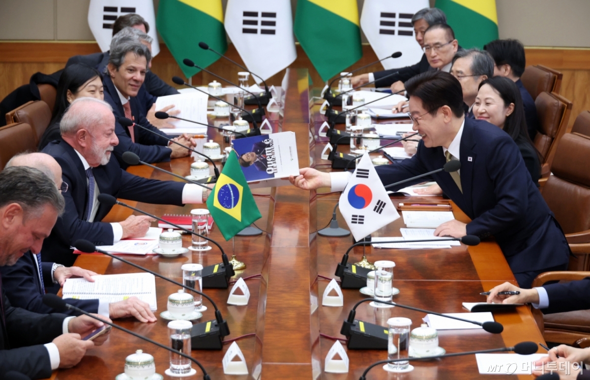 [서울=뉴시스] 최동준 기자 = 이재명 대통령 23일 청와대에서 열린 브라질 루이스 이나시우 룰라 다 시우바 대통령과 한-브라질 확대 정상회담에서 룰라 대통령의 요청으로 책에 사인을 해주고 있다. 2026.02.23. photocdj@newsis.com /사진=류현주