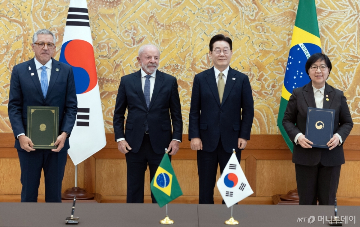 [서울=뉴시스] 최동준 기자 = 정은경 보건복지부 장관과 알렉산드리 파질랴 브라질 보건부 장관이 23일 청와대에서 이재명 대통령과 브라질 루이스 이나시우 룰라 다 시우바 대통령이 임석한 가운데 보건 협력 양해각서를 체결한 뒤 기념촬영을 하고 있다. 2026.02.23. photocdj@newsis.com /사진=