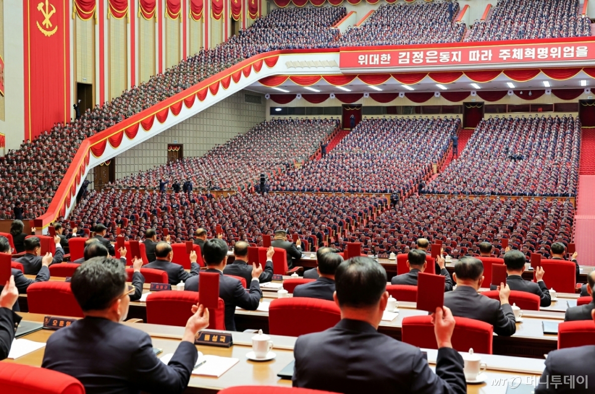 (평양 노동신문=뉴스1) = 북한 노동당 기관지 노동신문은 23일 전날 진행된 9차 당 대회 4일차 회의에서 "전체 대표자들과 수백만 당원들, 온 나라 인민들과 인민군 장병들의 절대불변의 의지와 일치한 의사에 따라 김정은 동지를 조선노동당 총비서로 추대할 것을 결정했다"고 보도했다.   [국내에서만 사용가능. 재배포 금지. DB 금지. For Use Only in the Republic of Korea. Redistribution Prohibited]  rodongphoto@news1.kr  Copyright © 뉴스1. All rights reserved. 무단 전재 및 재배포,  AI학습 이용 금지.