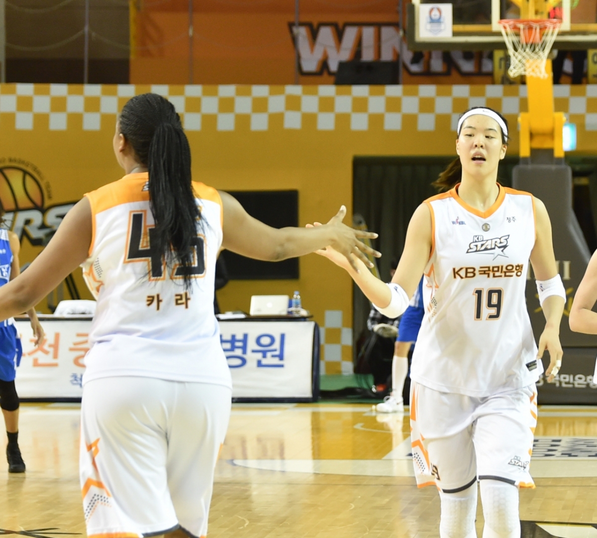 카라(왼쪽)과 박지수의 모습. /사진=WKBL
