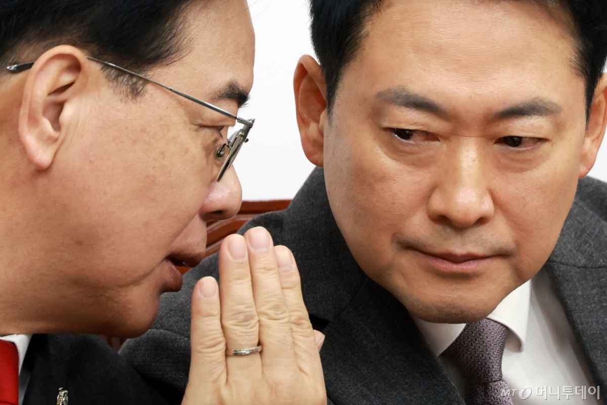 [서울=뉴시스] 고승민 기자 = 국민의힘 장동혁 대표와 송언석 원내대표가 23일 서울 여의도 국회에서 열린 최고위원회의에서 대화하고 있다. 2026.02.23. kkssmm99@newsis.com /사진=고승민