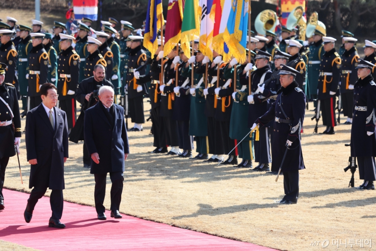 [서울=뉴시스] 최동준 기자 = 이재명 대통령과 브라질 루이스 이나시우 룰라 다 시우바 대통령이 23일 청와대에서 열린 공식 환영식에서 의장대를 사열하고 있다. 2026.02.23. photocdj@newsis.com /사진=류현주