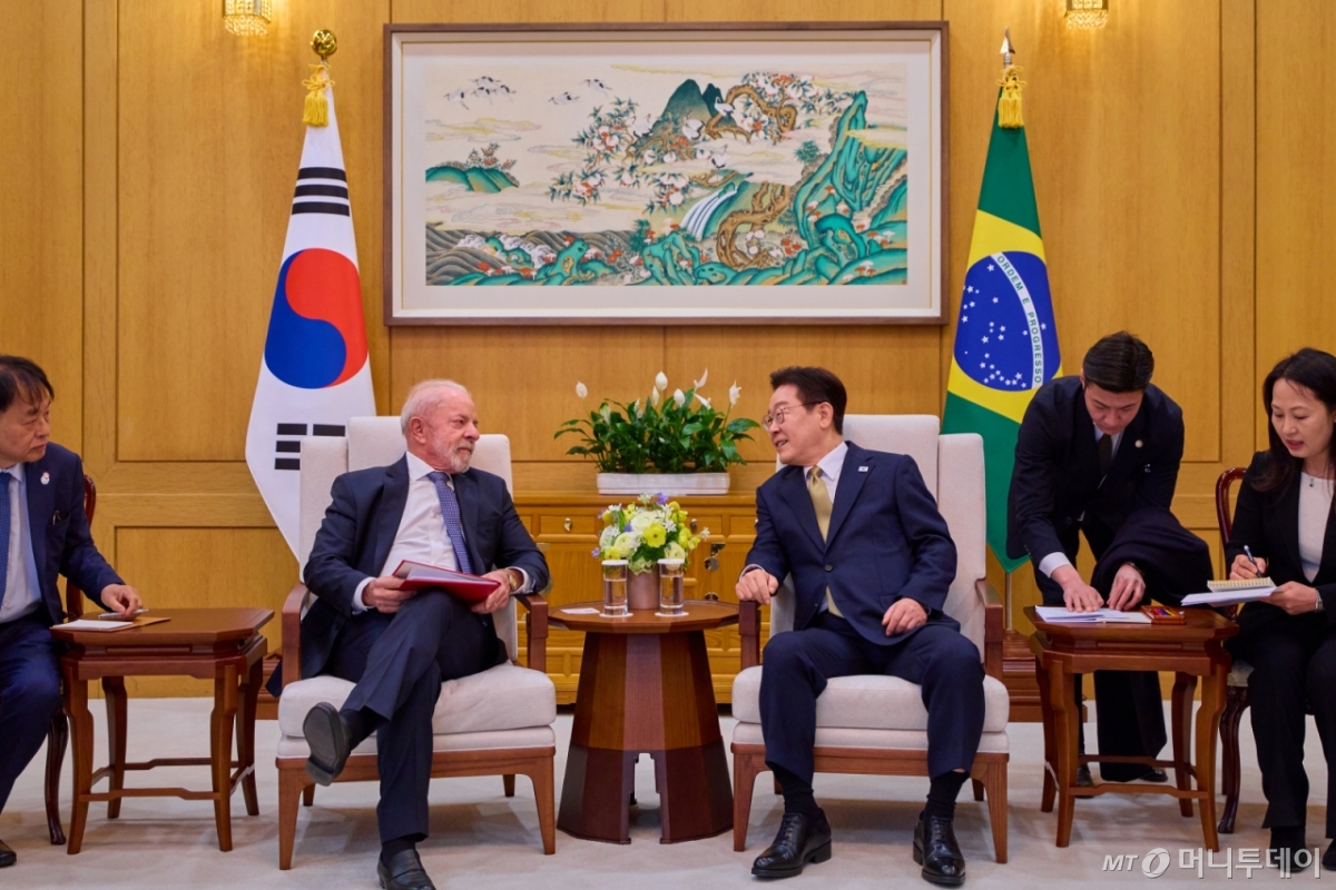 (서울=뉴스1) 허경 기자 = 이재명 대통령과 루이스 이나시우 룰라 다시우바 브라질 대통령이 23일 청와대에서 소인수회담을 하고 있다.(청와대 제공. 재판매 및 DB 금지) 2026.2.23/뉴스1  Copyright © 뉴스1. All rights reserved. 무단 전재 및 재배포,  AI학습 이용 금지. /사진=(서울=뉴스1) 허경 기자