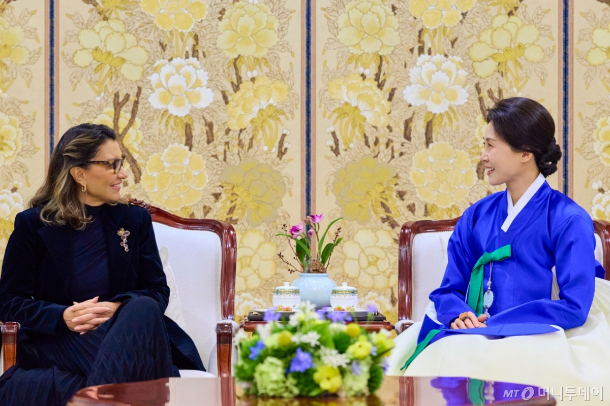 (서울=뉴스1) 이재명 기자 = 김혜경 여사와 루이스 이나시우 룰라 다시우바 브라질 대통령 부인 호잔젤라 다시우바 여사가 23일 청와대에서 회담을 하고 있다. (청와대 제공. 재판매 및 DB 금지) 2026.2.23/뉴스1  Copyright © 뉴스1. All rights reserved. 무단 전재 및 재배포,  AI학습 이용 금지. /사진=(서울=뉴스1) 이재명 기자