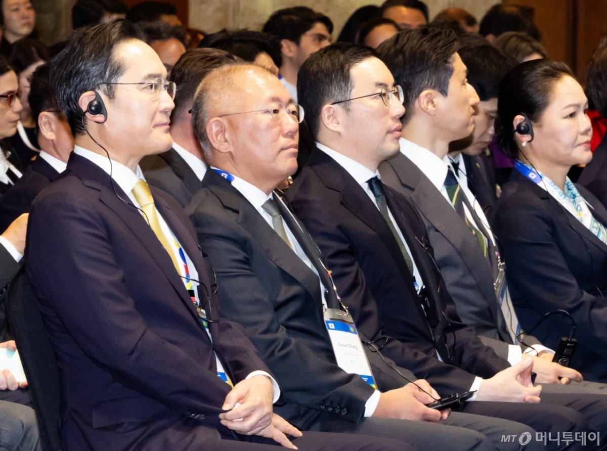 [서울=뉴시스] 황준선 기자 = 이재용(왼쪽부터) 삼성전자 회장, 정의선 현대자동차그룹 회장, 구광모 LG그룹 회장, 정기선 HD현대 회장이 23일 서울 중구 롯데호텔에서 열린 한국·브라질 비즈니스 포럼에 참석해 있다. 2026.02.23. hwang@newsis.com /사진=황준선