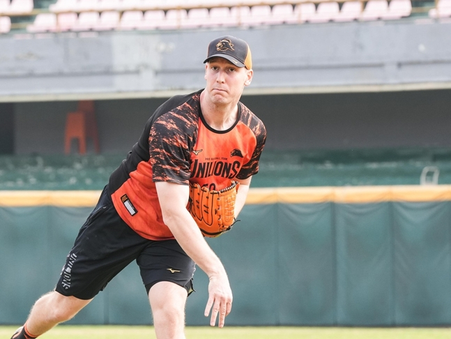 캐치볼을 하고 있는 다익손. /사진=퉁이 라이온스 공식 SNS