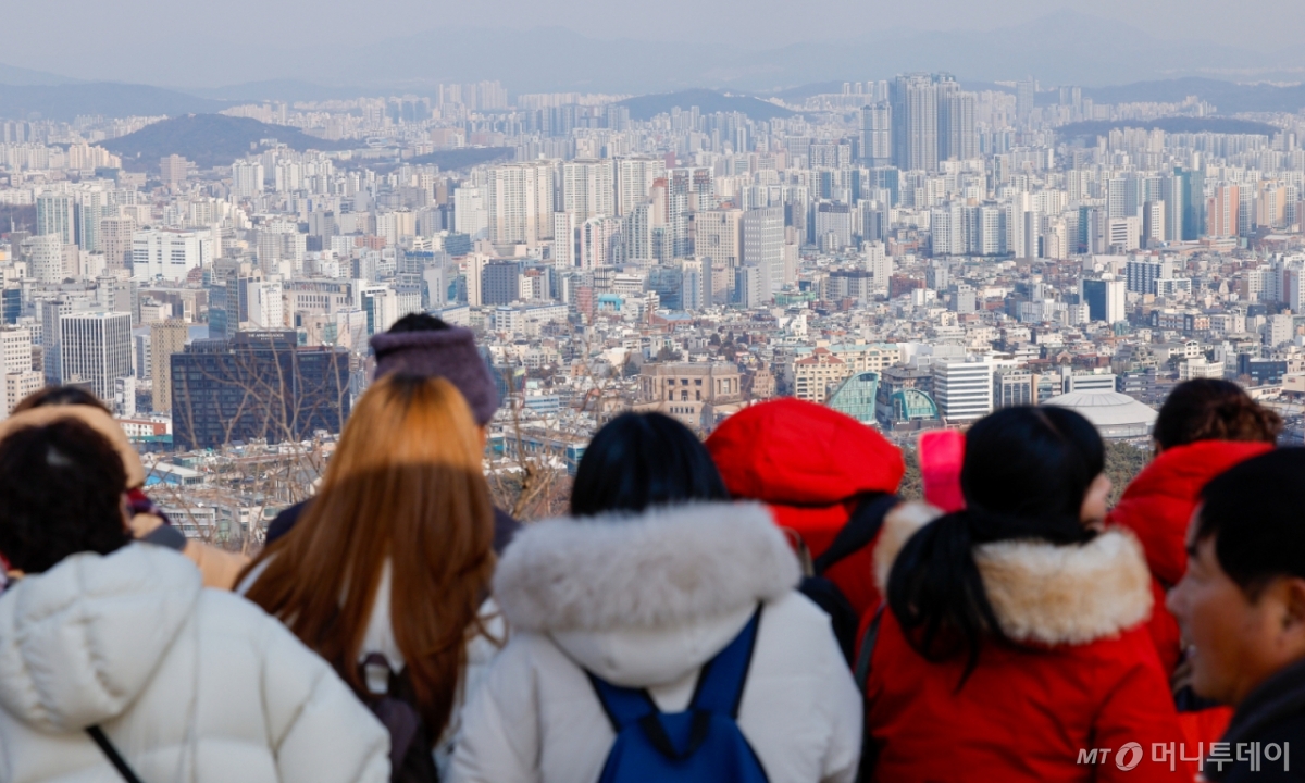 (서울=뉴스1) 안은나 기자 = 23일 서울 남산을 찾은 외국인 관광객들이 도심 전경을 감상하고 있다. 한국은행이 이날 발표한 '2026년 1월 소비자동향조사 결과'에 따르면 1년 뒤 집값 전망을 나타내는 주택가격전망CSI는 124로 4년 3개월 만에 가장 높은 수준을 나타냈다. 2026.1.23/뉴스1 Copyright © 뉴스1. All rights reserved. 무단 전재 및 재배포, AI학습 이용 금지. /사진=(서울=뉴스1) 안은나 기자