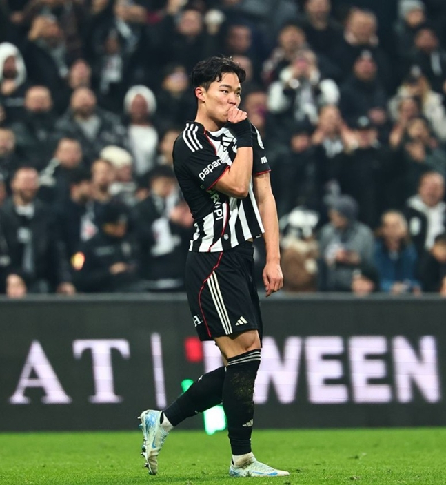 엠블럼에 입을 맞추며 세리머니를 하고 있는 오현규. /사진=베식타스 공식 홈페이지