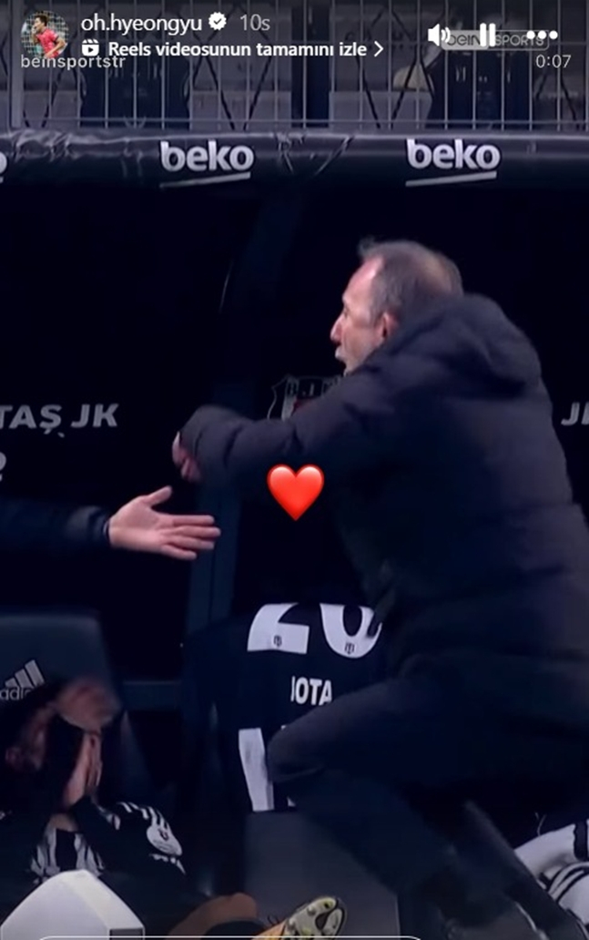 오현규 득점 장면 직후 무릎을 꿇는 얄친 감독. /사진=오현규 SNS