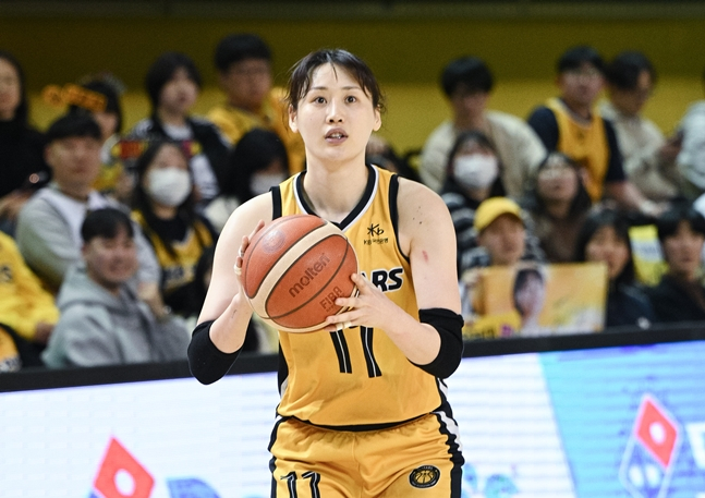 슈팅을 시도하는 강이슬. /사진=WKBL