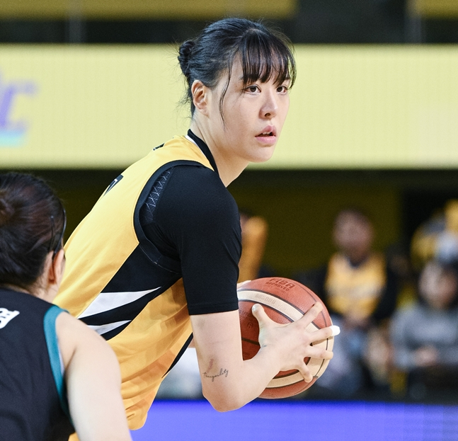 더블더블로 활약한 박지수. /사진=WKBL