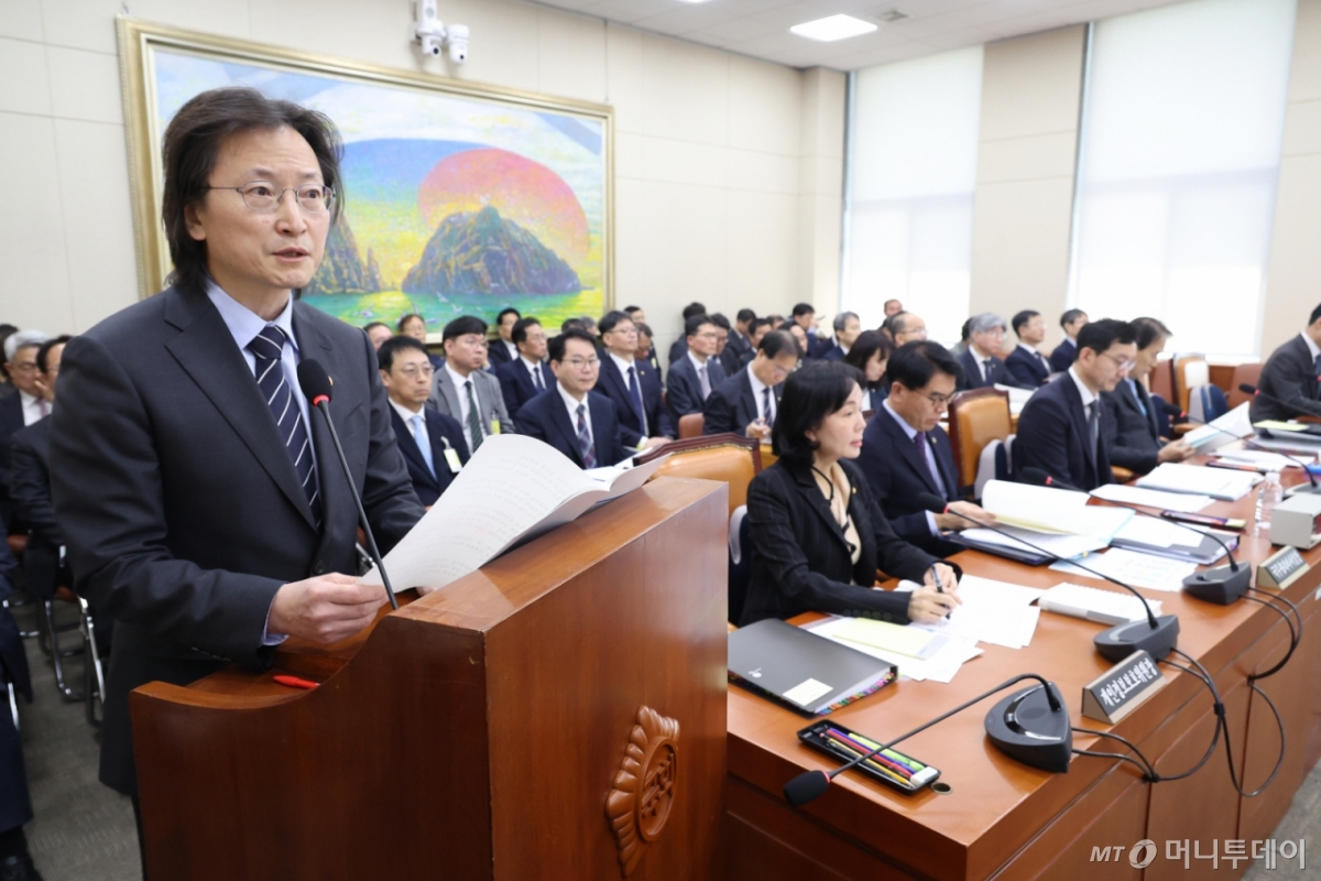 주병기 공정거래위원장(왼쪽)이 23일 오전 서울 여의도 국회에서 열린 정무위원회 전체회의에서 업무보고를 하고 있다. /사진=뉴시스
