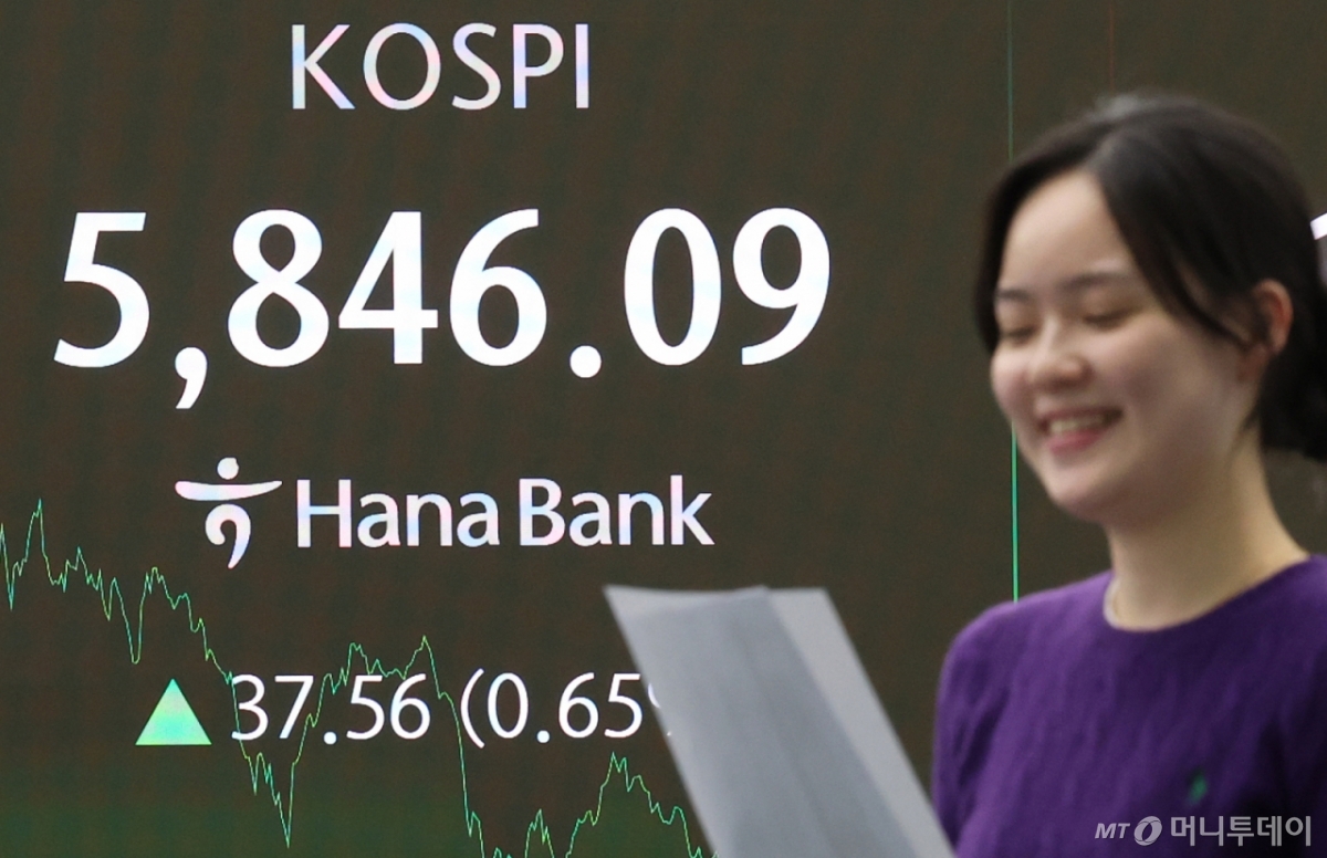 코스피지수가 종가기준 사상 최고치를 경신한 23일 오후 서울 중구 하나은행 본점 딜링룸 전광판에 종가가 기록돼 있다. 이날 코스피지수는 전거래일 대비 37.56포인트 오른 5846.09, 코스닥지수는 2.01포인트 내린 1151.99에 장을 마쳤다. /사진=뉴스1 /사진=(서울=뉴스1) 오대일 기자