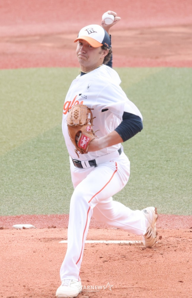 WBC 한국 야구 대표팀이 23일 일본 오키나와현 카데나 야구장에서 한화 이글스와 연습경기를 가졌다.  한화 선발 화이트가 역투하고 있다. /사진=김진경 대기자