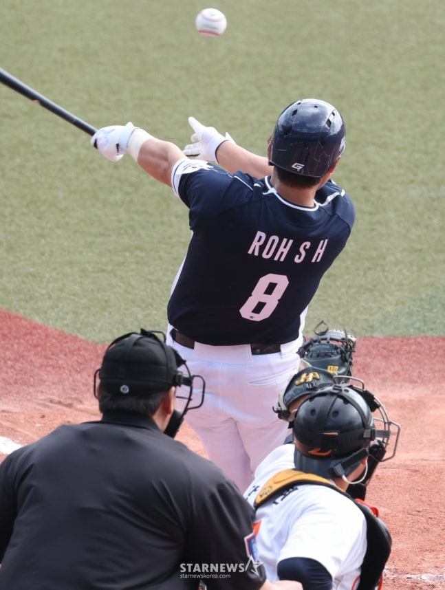 WBC 한국 야구 대표팀이 23일 일본 오키나와현 카데나 야구장에서 한화 이글스와 연습경기를 가졌다.  대표팀 노시환이 호쾌한 타격을 선보이고 있다. /사진=김진경 대기자