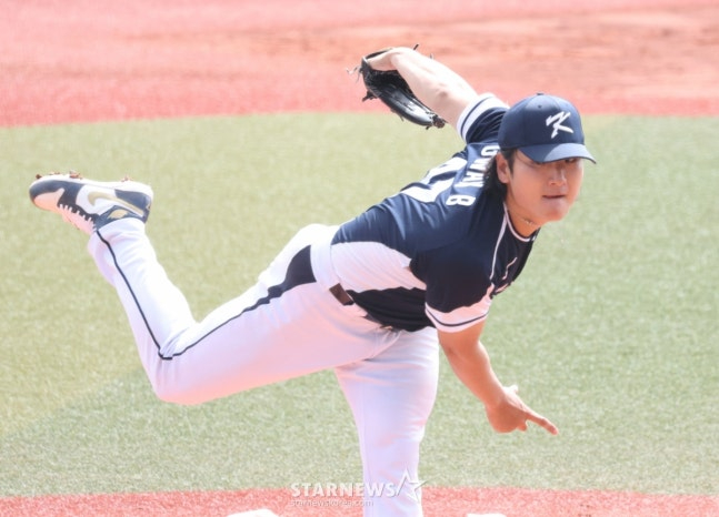 WBC 한국 야구 대표팀이 23일 일본 오키나와현 카데나 야구장에서 한화 이글스와 연습경기를 가졌다.  대표팀 선발 곽빈이 역투하고 있다. /사진=김진경 대기자