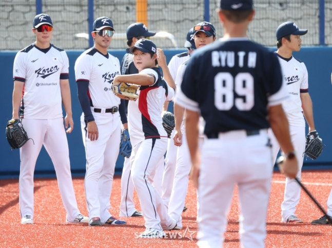 WBC 한국 야구 대표팀이 23일 일본 오키나와현 카데나 야구장에서 한화 이글스와 연습경기를 가졌다.  김택연을 비롯한 대표팀 투수진이 수비 훈련을 하고 있다. /사진=김진경 대기자
