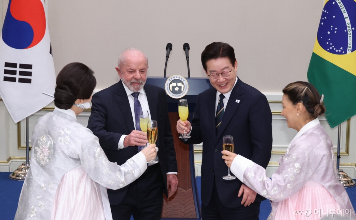 (서울=뉴스1) 이재명 기자 = 이재명 대통령과 루이스 이나시우 룰라 다시우바 브라질 대통령이 23일 청와대에서 열린 국빈 방한 환영 만찬에서 건배하고 있다. (청와대통신사진기자단) 2026.2.23/뉴스1 Copyright © 뉴스1. All rights reserved. 무단 전재 및 재배포, AI학습 이용 금지. /사진=(서울=뉴스1) 이재명 기자