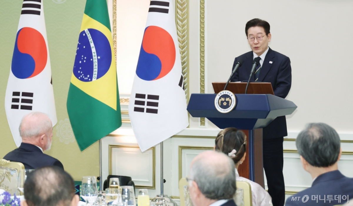 [서울=뉴시스] 최동준 기자 = 이재명 대통령이 23일 청와대에서 열린 브라질 루이스 이나시우 룰라 다 시우바 대통령 국빈 방한 환영 만찬에서 만찬사를 하고 있다. (청와대통신사진기자단) 2026.02.22. photocdj@newsis.com /사진=