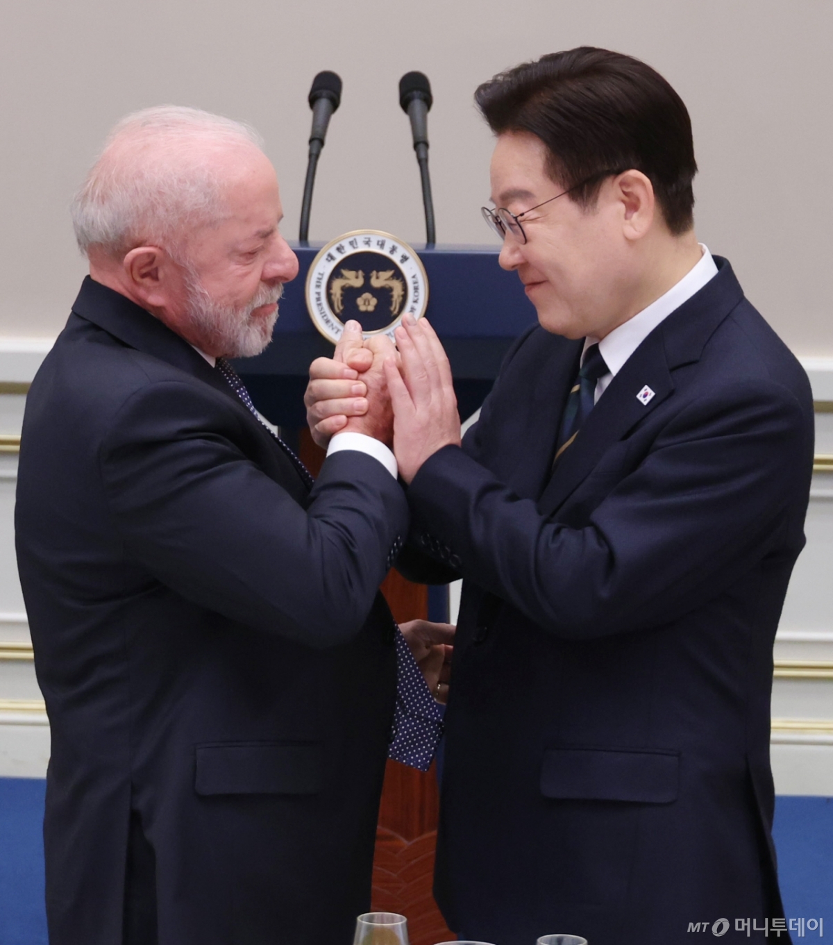 (서울=뉴스1) 이재명 기자 = 이재명 대통령과 루이스 이나시우 룰라 다시우바 브라질 대통령이 23일 청와대에서 열린 국빈 방한 환영 만찬에서 손을 맞잡고 있다. (청와대통신사진기자단) 2026.2.23/뉴스1 Copyright © 뉴스1. All rights reserved. 무단 전재 및 재배포, AI학습 이용 금지. /사진=(서울=뉴스1) 이재명 기자