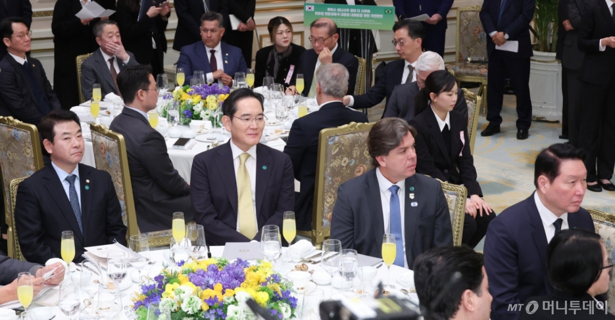 (서울=뉴스1) 이재명 기자 = 이재용 삼성전자 회장(왼쪽 두 번째)과 최태원 대한상공회의소 회장(오른쪽 첫 번째)가 23일 청와대에서 열린 이재명 대통령 주최 루이스 이나시우 룰라 다시우바 브라질 대통령 국빈방한 환영 만찬에 참석해 있다. (청와대통신사진기자단) 2026.2.23/뉴스1 Copyright © 뉴스1. All rights reserved. 무단 전재 및 재배포, AI학습 이용 금지. /사진=(서울=뉴스1) 이재명 기자