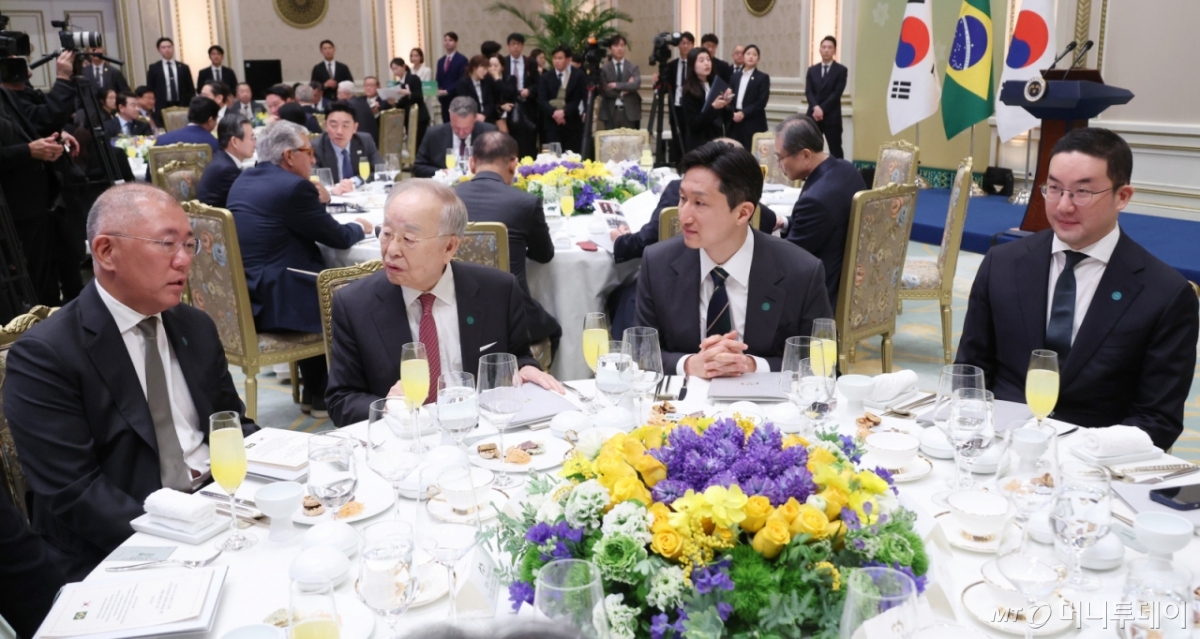 (서울=뉴스1) 이재명 기자 = 정의선 현대차그룹 회장(왼쪽부터)과 손경식 한국경영자총협회 회장, 정기선 HD현대 회장, 구광모 LG그룹 회장이 23일 청와대에서 열린 이재명 대통령 주최 루이스 이나시우 룰라 다시우바 브라질 대통령 국빈방한 환영 만찬에서 대화하고 있다. (청와대통신사진기자단) 2026.2.23/뉴스1 Copyright © 뉴스1. All rights reserved. 무단 전재 및 재배포, AI학습 이용 금지. /사진=(서울=뉴스1) 이재명 기자