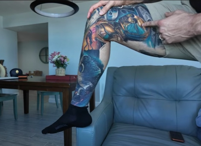 문신에 대해 직접 설명하고 있는 폰세. /사진=코디 폰세 부인 엠마 폰세 유튜브 영상 캡처