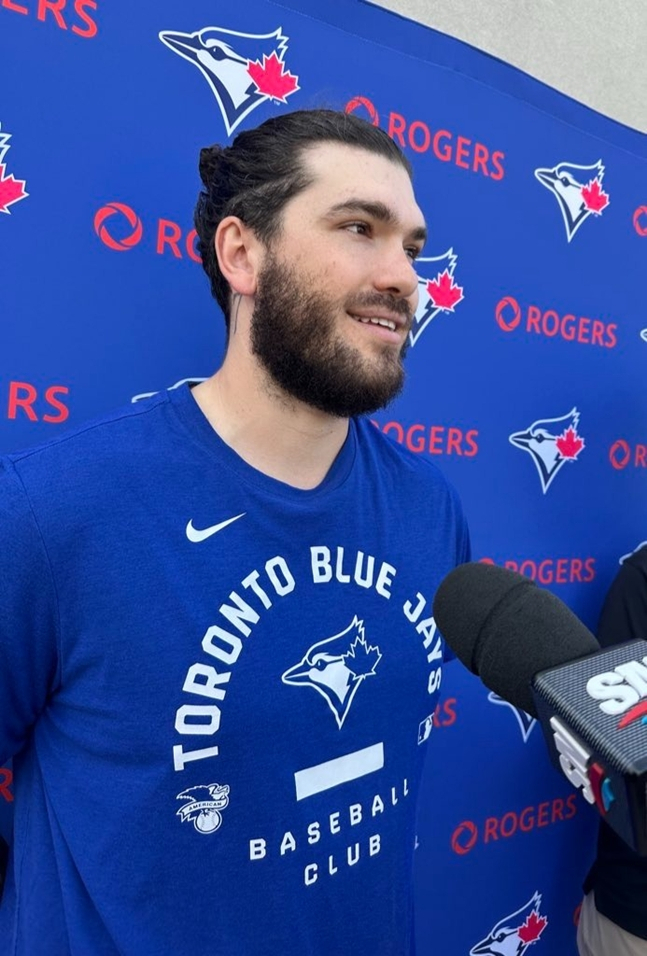 토론토 지역 언론들과 인터뷰를 하고 있는 코디 폰세. /사진=헤이젤 매 아나운서 SNS