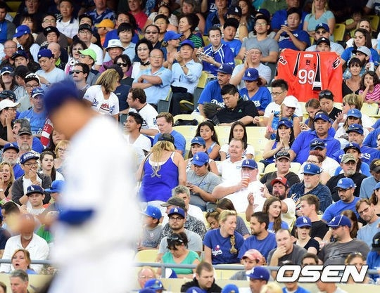 류현진이 LA 다저스에서 뛸 당시 한 야구팬이 한화 유니폼을 들고 다저스타디움을 찾았다.