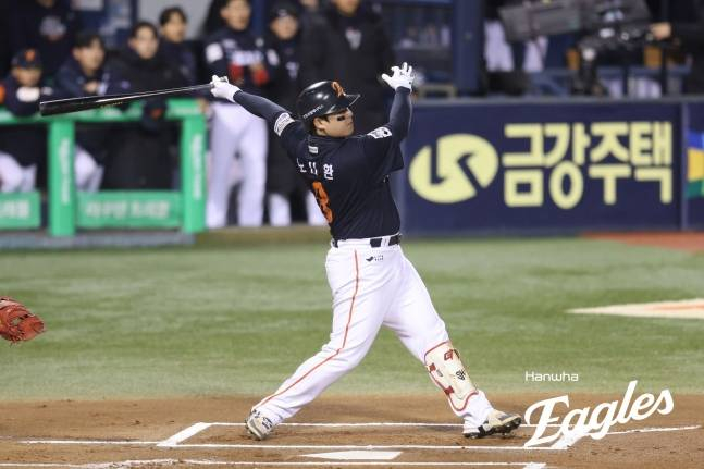 홈런을 날리는 노시환. /사진=한화 이글스 제공