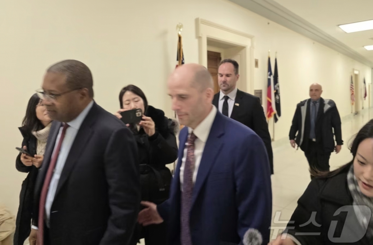 해롤드 로저스 한국 쿠팡 임시대표가 23일(현지시간) 미국 워싱턴DC 연방 의회 의사당에 위치한 레이번 빌딩 하원 법사위 회의장에 증언하기 위해 들어서고 있다./사진=뉴스1