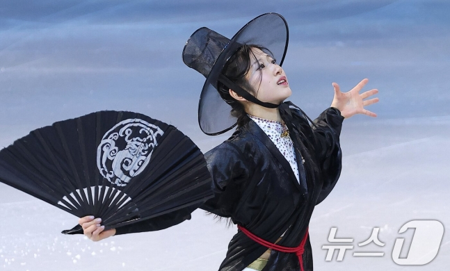 이해인이 갈라쇼에서 저승사자를 떠올리는 복장을 착용하고 연기에 나서고 있다. /사진=뉴스1