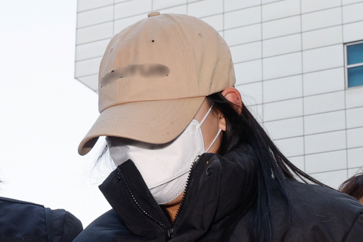 서울 강북구 한 모텔에서 약물이 든 음료를 건네는 방법으로 남성 2명을 숨지게 한 혐의를 받는 20대 여성이 지난 12일 서울북부지법에서 열린 영장실질심사(구속 전 피의자 심문)에 출석하는 모습. /사진=뉴스1 