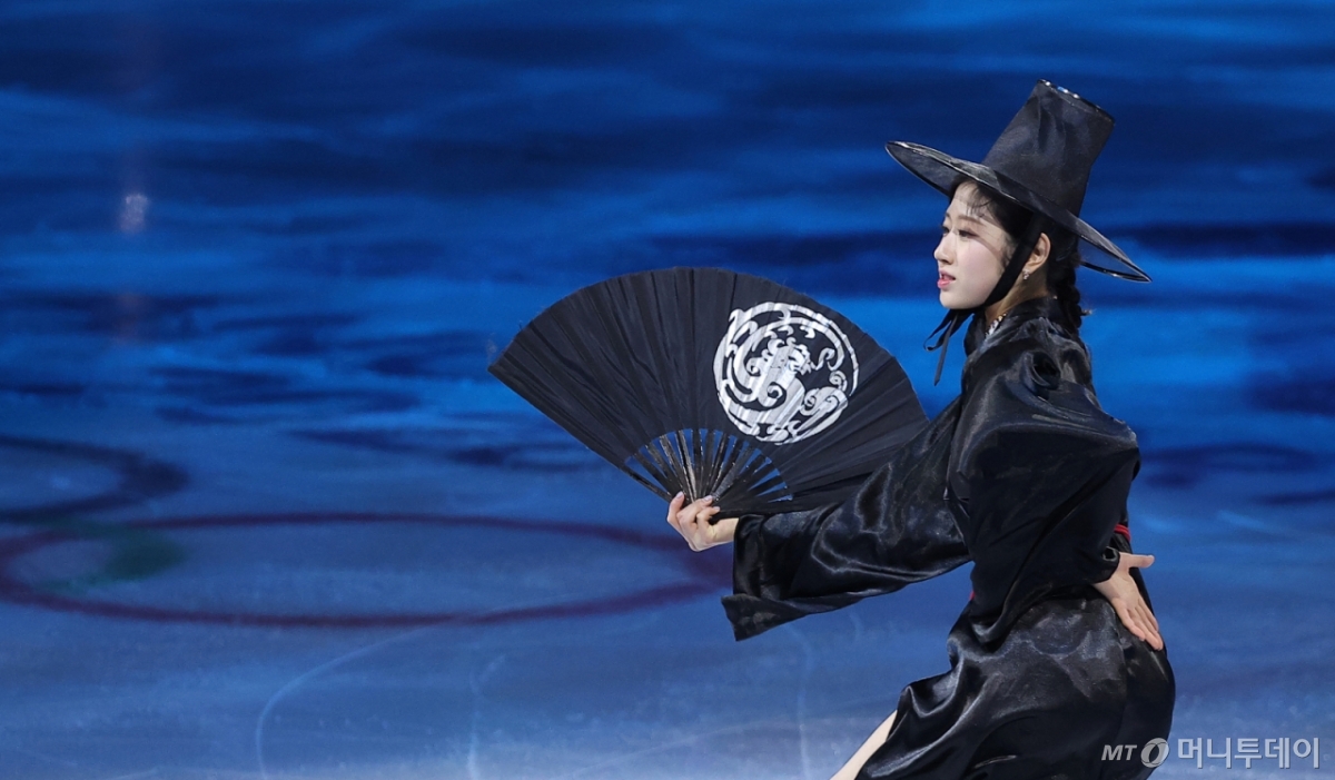 피겨 이해인이 지난 21일(현지시간) 이탈리아 밀라노 아이스 스케이팅 아레나에서 열린 2026 밀라노·코르티나담페초 동계올림픽 피겨 갈라쇼에서 넷플릭스 '케이팝 데몬 헌터스' OST에 맞춰 연기를 펼치고 있다. /사진=뉴스1