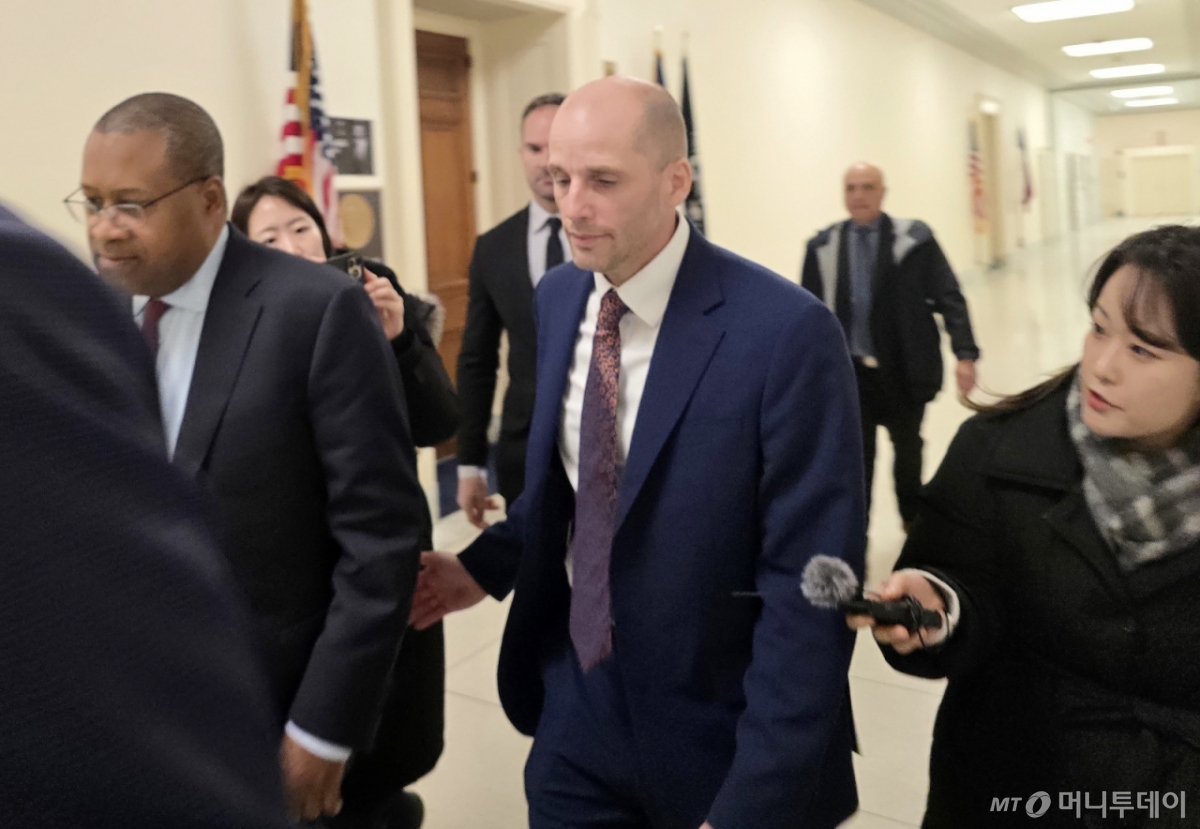 (워싱턴=뉴스1) 류정민 특파원 = 해롤드 로저스 한국 쿠팡 임시대표가 23일(현지시간) 미국 워싱턴DC 의사당의 레이번 빌딩에서 열린 하원 법사위의 쿠팡에 대한 한국 정부 차별 대우 조사를 위한 회의장에 들어서고 있다. 2026.02.23/뉴스1 Copyright © 뉴스1. All rights reserved. 무단 전재 및 재배포, AI학습 이용 금지. /사진=(워싱턴=뉴스1) 류정민 특파원