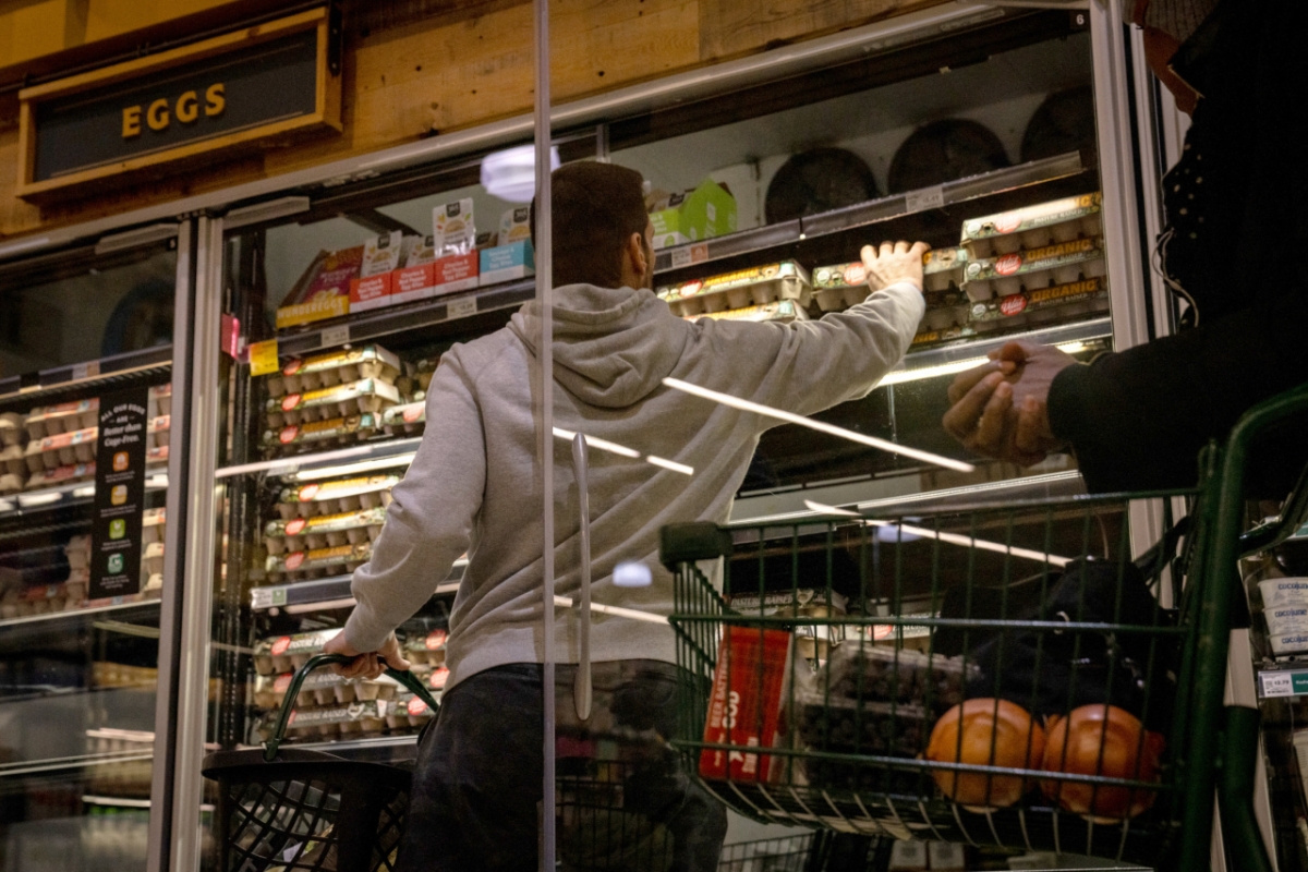 시카고 한 마트에서 계란을 구매하는 시민의 모습/사진=로이터