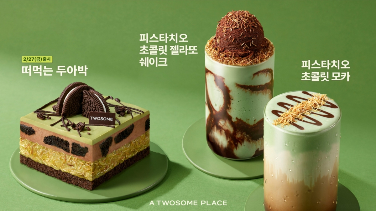 디저트 카페 투썸플레이스가 트렌드를 재해석해 시그니처 메뉴에 적용한 ‘떠먹는 두아박’과 피스타치오 음료 2종을 출시한다. /사진제공=투썸플레이스