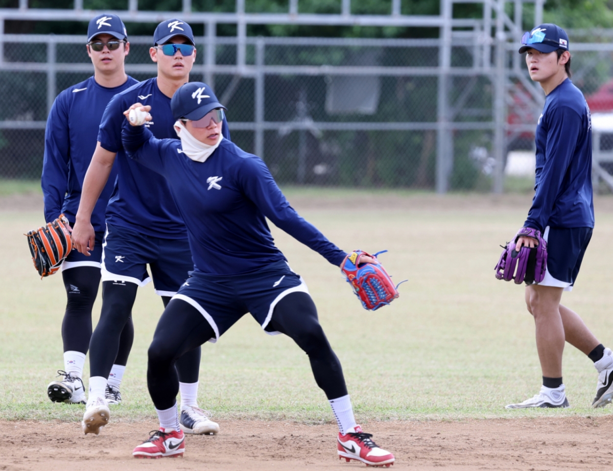 야구 대표팀 김혜성(가운데)이 1월 14일 사이판 올레아이 스포츠 컴플렉스에서 열리는  5일차 훈련에서 수비 훈련을 펼치고 있다. /사진=강영조 선임기자