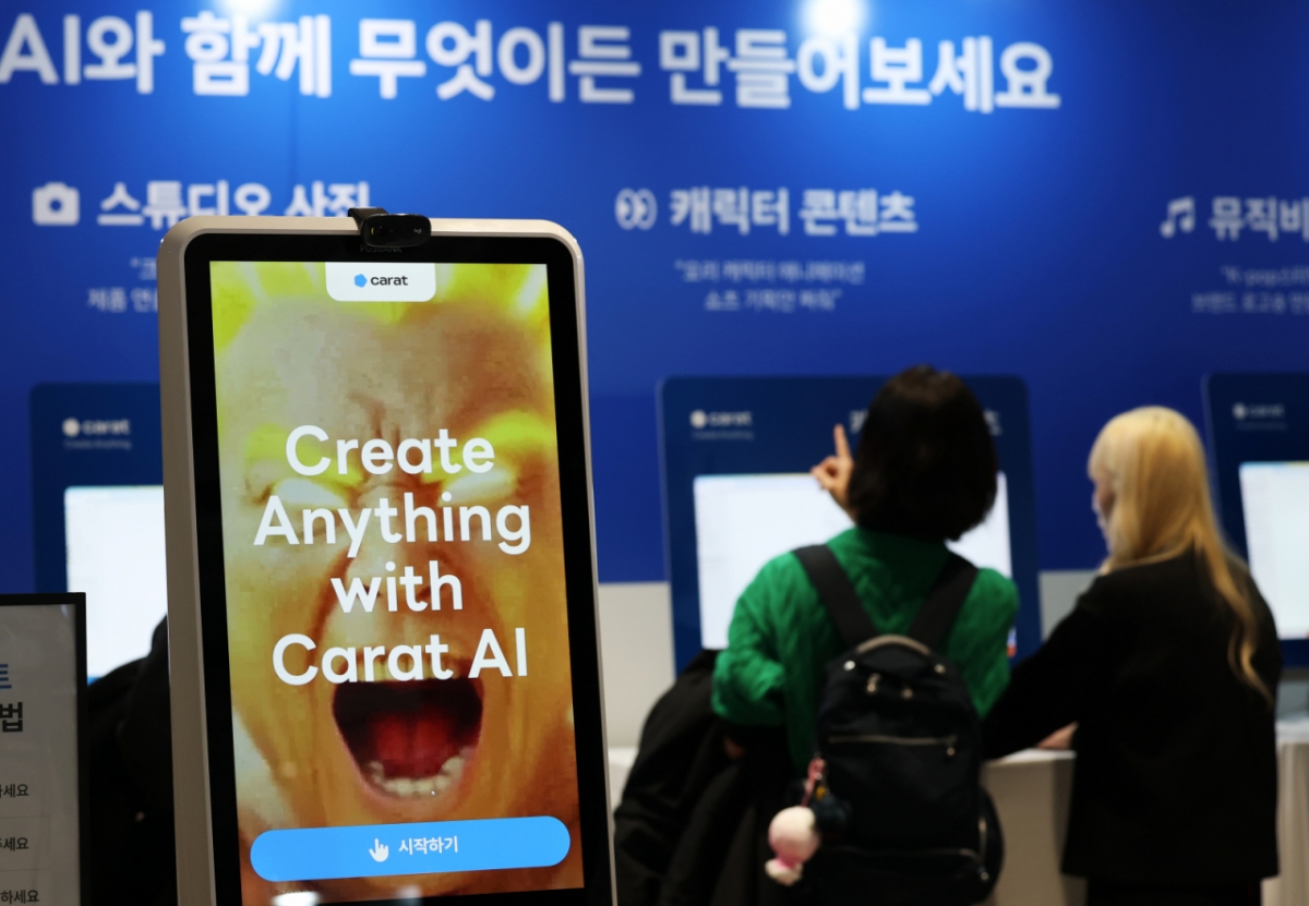 지난해 12월 서울 강남구 코엑스에서 열린 'AI 콘텐츠 페스티벌 2025'에서 방문객들이 다양한 AI(인공지능) 콘텐츠를 체험하고 있다. / 사진 = 뉴스1