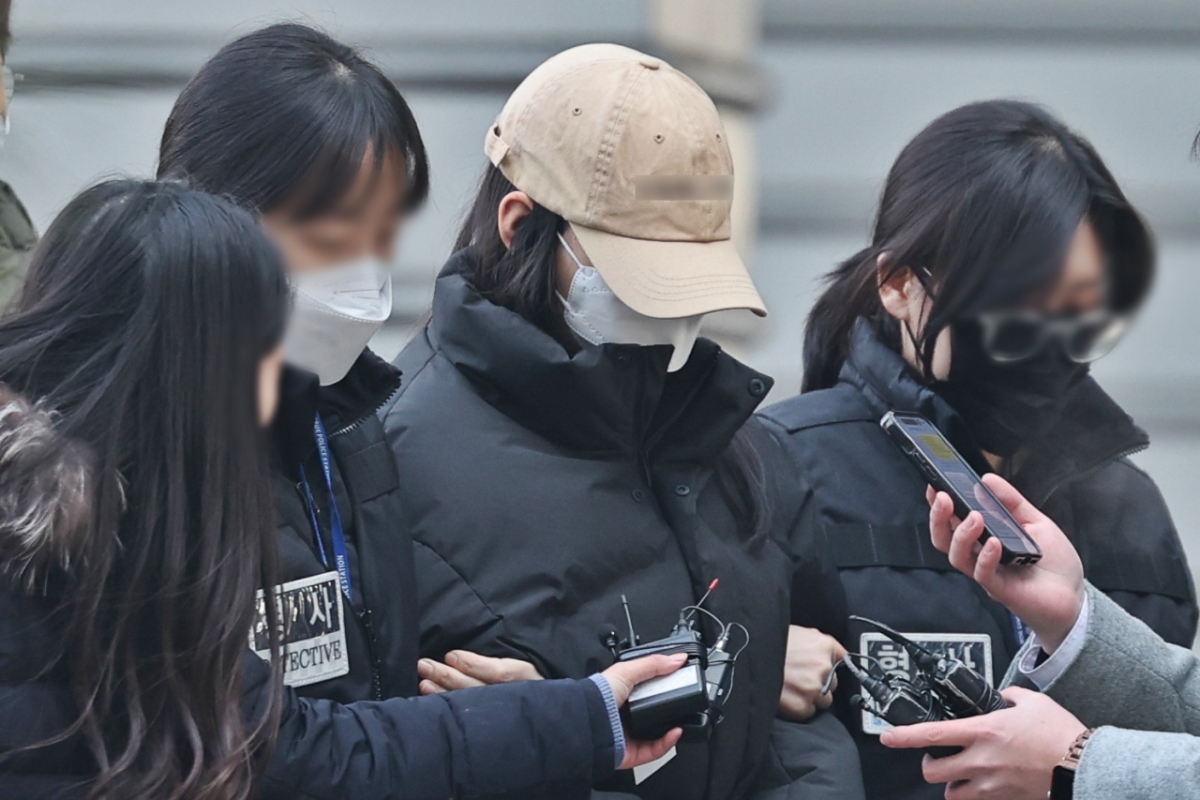 서울 강북구 수유동 모텔에서 약물이 든 음료를 건네 타인을 숨지게 한 혐의를 받는 20대 여성 김모씨가 지난 12일 도봉구 북부지방법원에서 열린 영장실질심사(구속 전 피의자 심문)에 출석하던 모습./사진=뉴스1