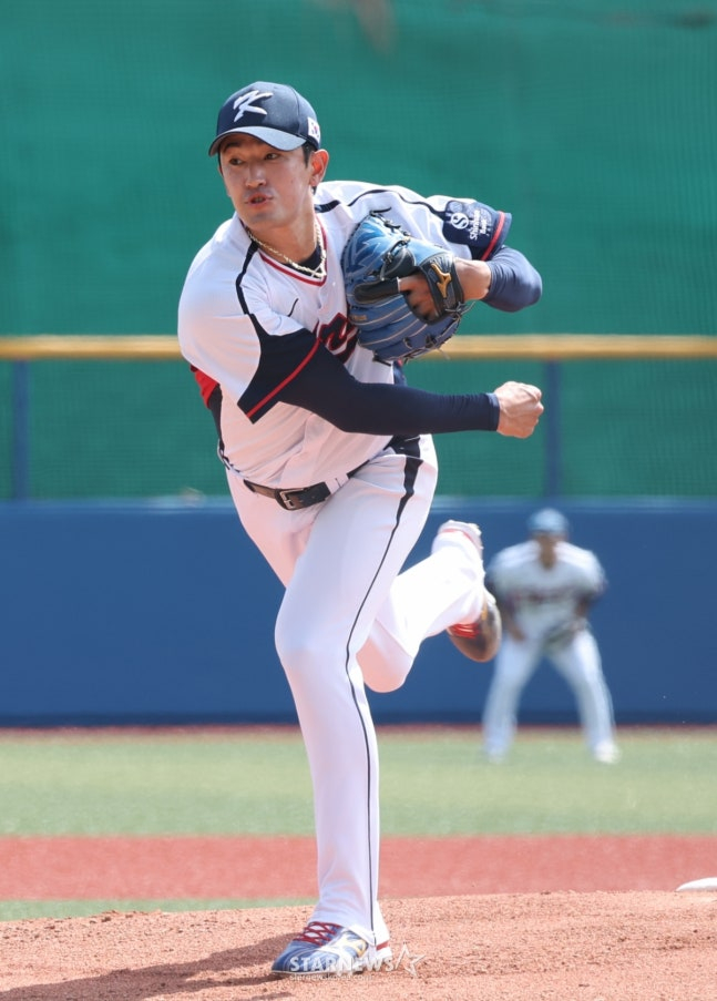 WBC 한국 야구 대표팀이 24일 일본 오키나와현 카데나 야구장에서 KIA 타이거즈와 연습경기를 가졌다.  대표팀 선발 고영표가 역투하고 있다. /사진=김진경 대기자