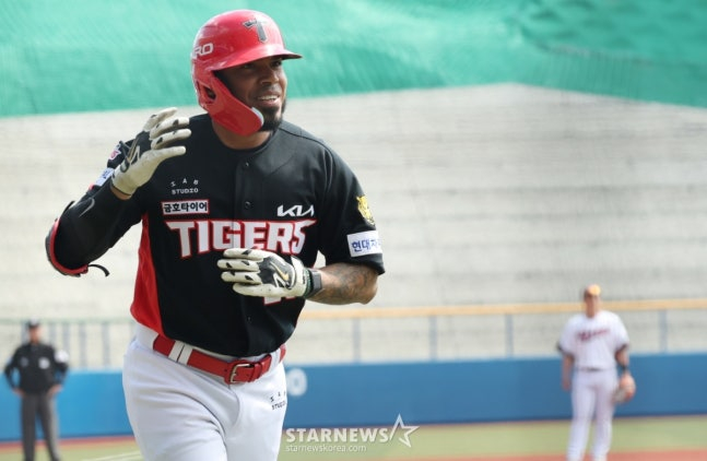 WBC 한국 야구 대표팀이 24일 일본 오키나와현 카데나 야구장에서 KIA 타이거즈와 연습경기를 가졌다.  KIA 카스트로가 1회초 선제 우월 2점 홈런을 날리고 홈인하고 있다. /사진=김진경 대기자