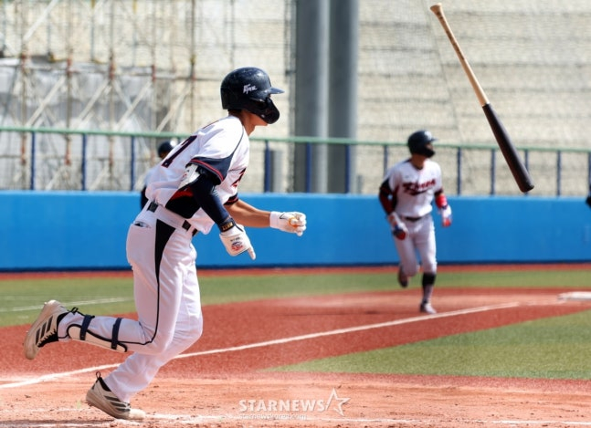 WBC 한국 야구 대표팀이 24일 일본 오키나와현 카데나 야구장에서 KIA 타이거즈와 연습경기를 가졌다.  대표팀 김주원이 3회말 2타점 적시타를 날리고 있다. /사진=김진경 대기자