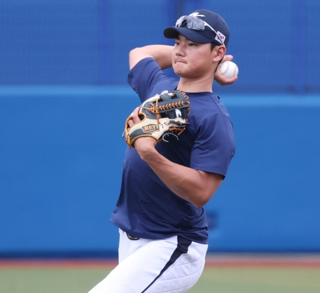 WBC 한국 야구 대표팀이 24일 일본 오키나와현 카데나 야구장에서 KIA 타이거즈와 연습경기를 가졌다.  대표팀 김주원이 수비 훈련을 하고 있다. /사진=김진경 대기자