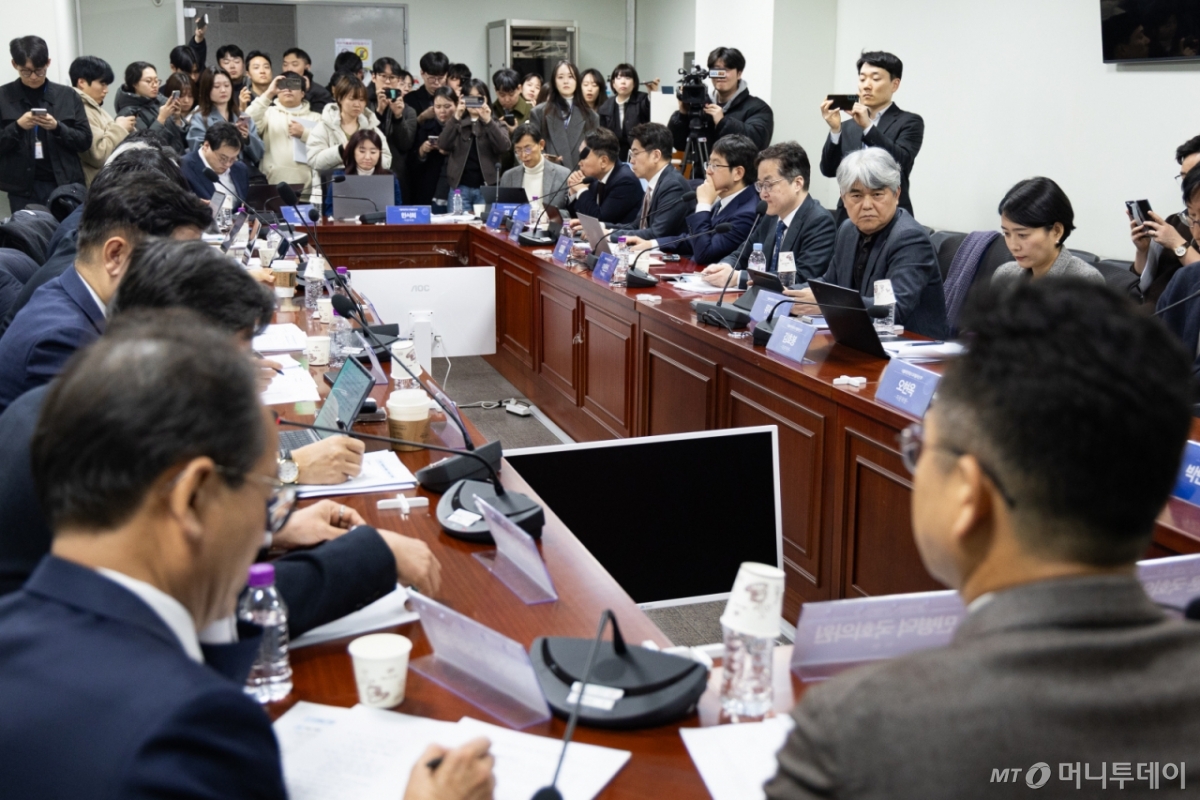 (서울=뉴스1) 유승관 기자 = 더불어민주당 디지털자산 자문위원단이 24일 서울 여의도 국회 의원회관에서 TF 디지털자산입법안에 대한 자문위원 의견을 듣기 위해 열린 더불어민주당 디지털자산 TF 위원 및 자문단 회의에서 이정문 위원장의 발언을 경청하고 있다. 2026.2.24/뉴스1 Copyright © 뉴스1. All rights reserved. 무단 전재 및 재배포, AI학습 이용 금지. /사진=(서울=뉴스1) 유승관 기자