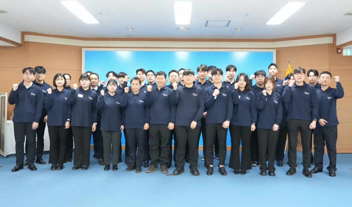 웅진프리드라이프 장례지도사 교육원 1기 교육생 30명이 기념사진을 찍고 있는 모습. /사진제공=웅진프리드라이