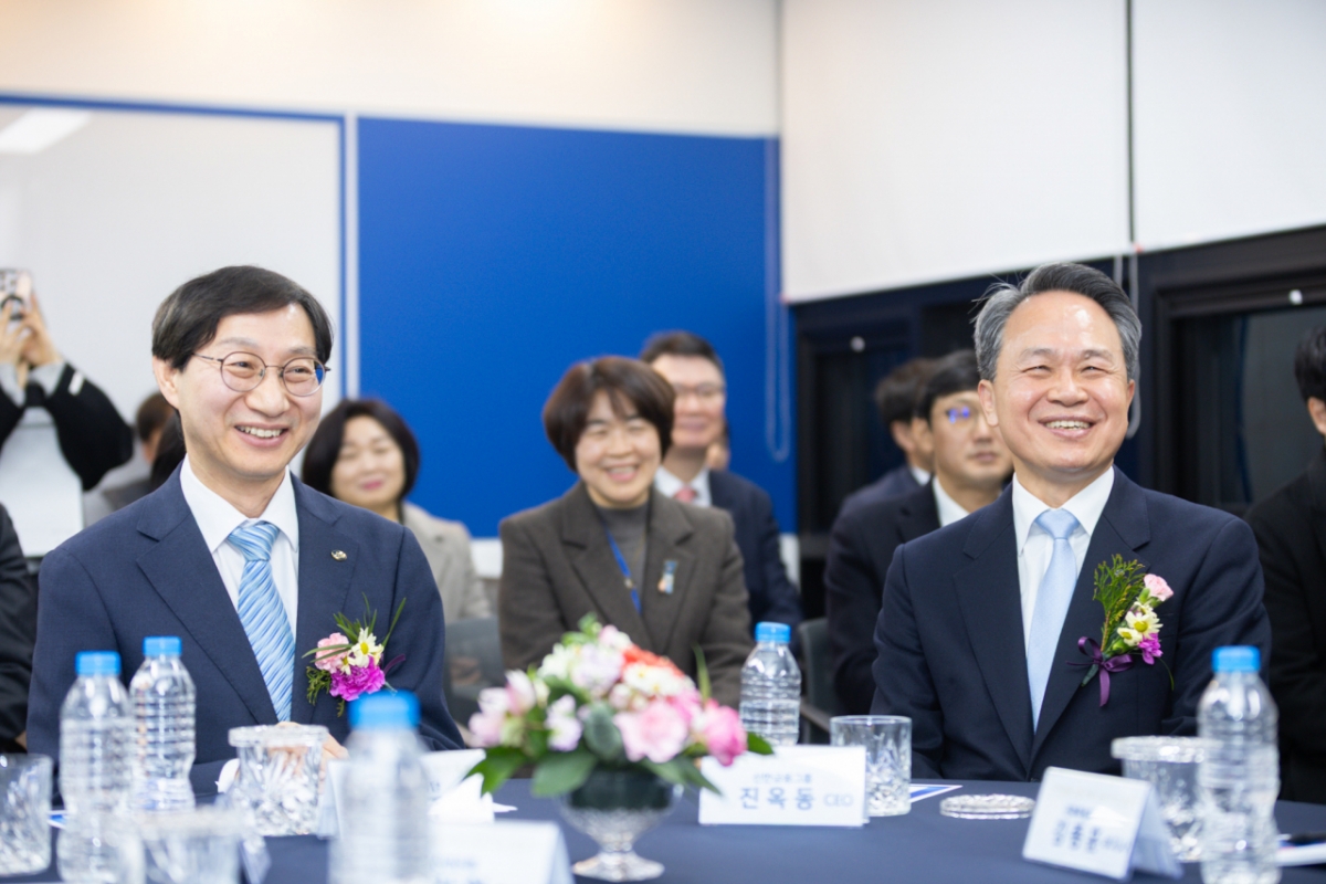 신한금융그룹이 24일 전북 전주시에 위치한 신한펀드파트너스 전주NPS본부에서 자산운용 특화 금융 생태계 조성을 위한 '신한금융허브 전북혁신도시' 출범식을 개최하고, 전북혁신도시를 연기금 연계 자산운용 특화 금융 중심지로 육성하겠다고 밝혔다. 이날 행사에 참석한 김성주 이사장과 진옥동 회장(오른쪽)이 축사를 경청하고 있다. /사진제공=신한금융