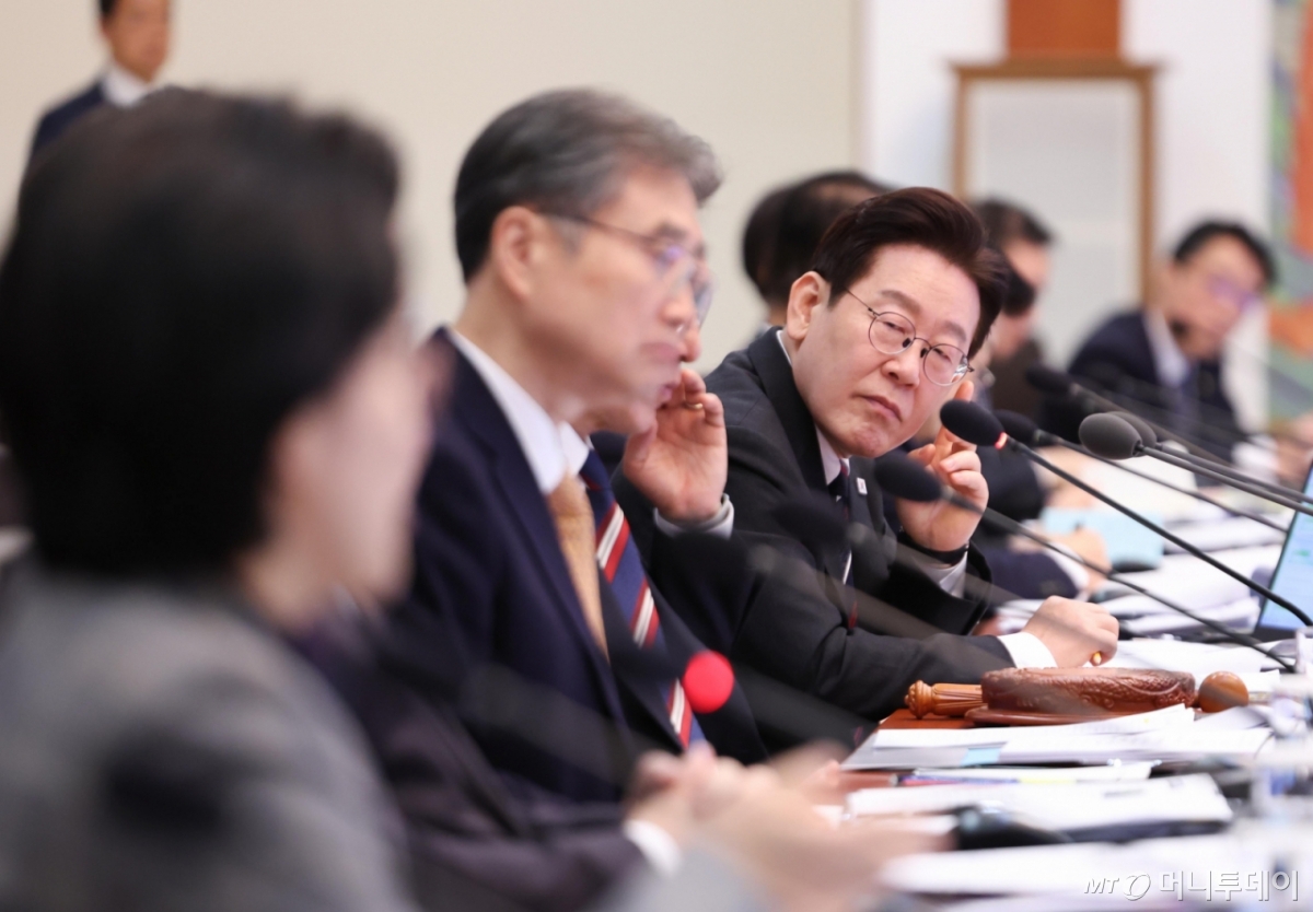 [서울=뉴시스] 최동준 기자 = 이재명 대통령이 24일 청와대에서 열린 국무회의에서 원민경 성평등가족부 장관의 발언을 듣고 있다. 2026.02.24. photocdj@newsis.com /사진=